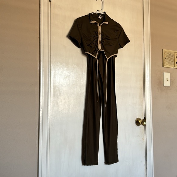 Women's Short Sleeves Zipper Front Tie Detailed Jumpsuit medium - Picture 11 of 11